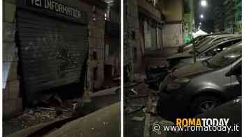 Esplosione a Magliana, bomba artigianale danneggia negozio e 5 auto. Un testimone: "Pensavo fosse scoppiata una caldaia"