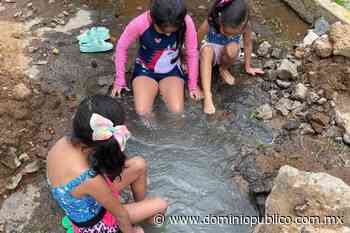 Niños arman albercada en fuga de agua en Cuernavaca - Dominio Público