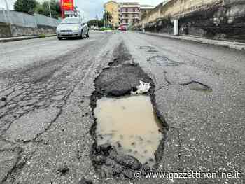 Giarre, buche, dislivelli, strade dissestate e transenne eterne - Gazzettinonline