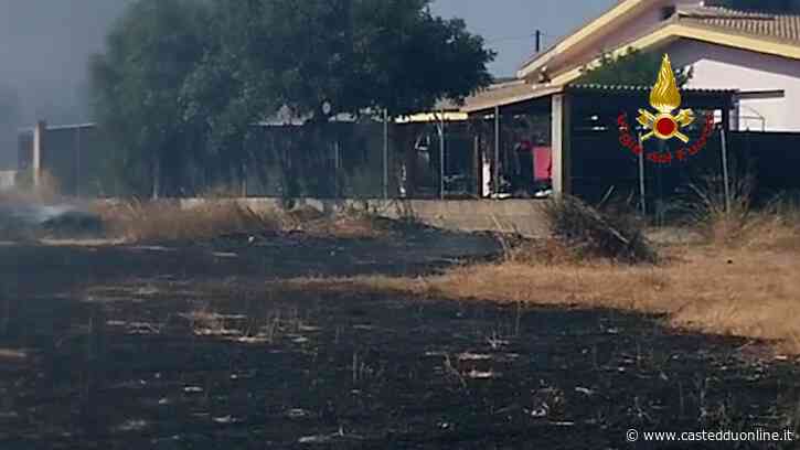 Incendio sfiora le case, paura a Sestu: cinque famiglie allontanate dai vigili del fuoco - Casteddu Online
