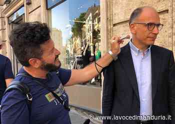 Enrico Letta "nelle mani" del maestro manduriano Giuseppe Dimagli - La Voce di Manduria