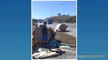Bobinas de papel caem de caminhão na Rodovia do Contorno em Cariacica - A Gazeta ES