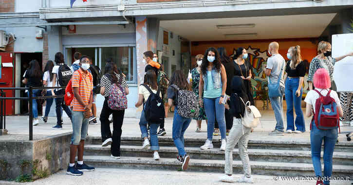 A scuola si boccia sempre meno. Ma aumentano gli studenti rimandati e costretti a studiare durante l’estate