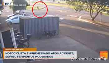 Vídeo mostra motociclista sendo arremessado após colisão contra carro em Umuarama - OBemdito
