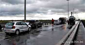 Oliespoor op de A10 (E40) Brussel - Gent - Brugge - Oostende ter hoogte van Oudenburg: rechterrijstrook versperd - Het Laatste Nieuws