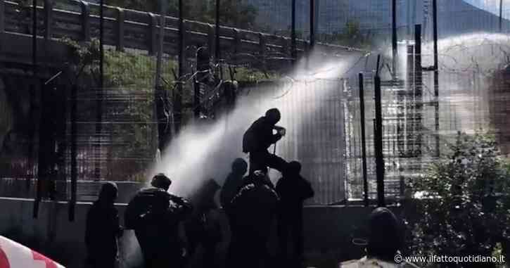 No Tav, tensione in Val Susa: lancio di pietre e petardi al cantiere di San Didero. Polizia usa idranti e lacrimogeni
