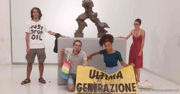 Nuova protesta di “Ultima generazione”: gli attivisti si incollano alla statua di Boccioni: “Non ci sarà arte in un pianeta al collasso”