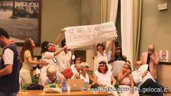 Vigevano, donne in aula contro le offese sessiste. Il consigliere si scusa ma non si dimette - La Provincia Pavese