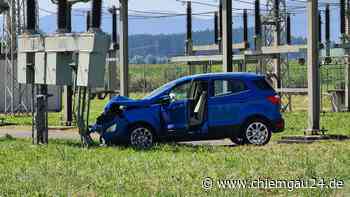 Traunstein: Auto kommt von Straße ab und kracht in Umspannwerk Wolkersdorf - Polizei im Einsatz - chiemgau24.de