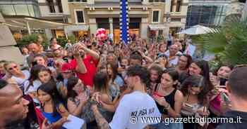 Deddy fa tappa al Fidenza Village... per un bagno di folla e musica - Gazzetta di Parma