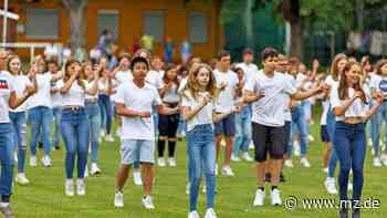 Flashmob im Schlosspark Moritzburg Zeitz: Schüler und Lehrer tanzen in Zeitz gemeinsam in die Sommerferien - Mitteldeutsche Zeitung