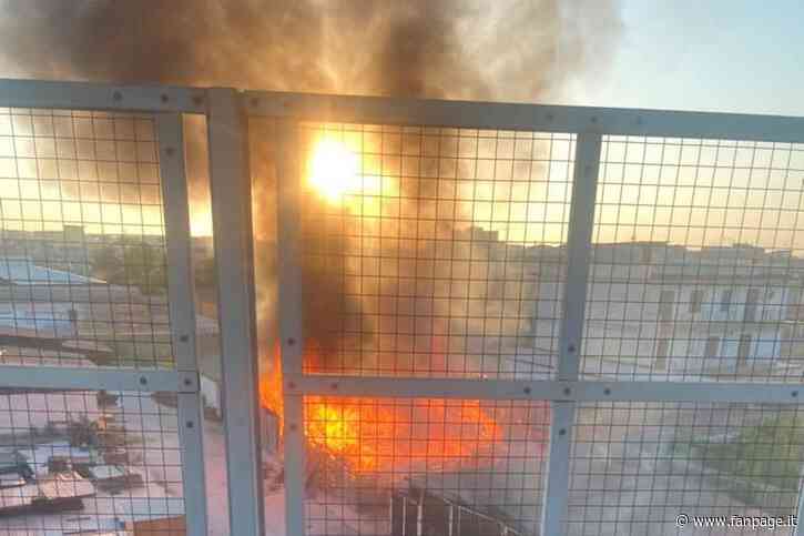 Incendio ad Afragola in un deposito, il fumo visibile da chilometri - Fanpage.it
