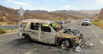 Fiscalía de BC investiga bloqueo con vehículo incendiado sobre carretera Tecate-Ensenada - MSN