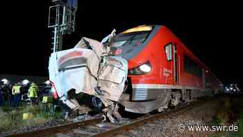Schranke in Neu-Ulm ignoriert: Kleintransporter stößt mit Zug zusammen - SWR Aktuell