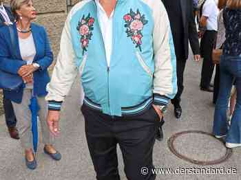 Nippel-Debatte, Shorts, Bomberjacke: Outfits der Salzburger Festspielgäste - DER STANDARD