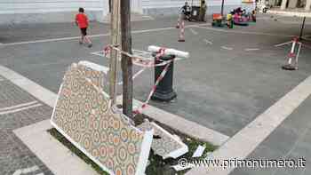Tavolo rotto abbandonato nella piazza centrale, ennesimo oltraggio a Termoli - Primonumero