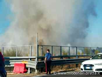 Vasto incendio di sterpaglie a Vignola. FOTO - modenaindiretta.it