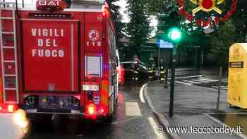 Sbanda con l'auto e rimane incastrato: intervengono i pompieri - LeccoToday