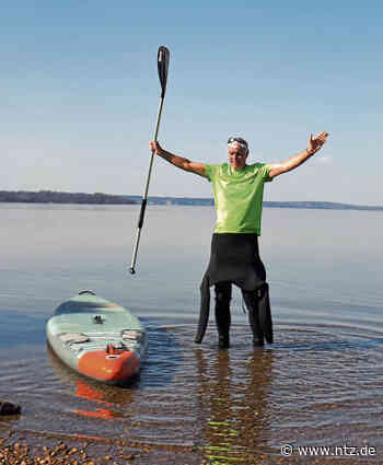 Harald Kümmel aus Neckartenzlingen paddelt stehend über die Elbe für den guten Zweck- NÜRTINGER ZEITUNG - Nürtinger Zeitung