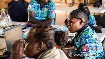 Learning culture at Arnhem Land's bush uni creates pathway to Sydney's Macquarie University - ABC News