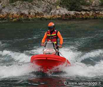 Motoscafo in secca sul Garda con il temporale, arriva la Guardia costiera - veronaoggi.it