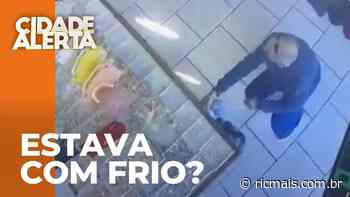 Homem é flagrado roubando meias em loja de São José dos Pinhais - RIC Mais