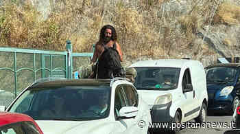 Cristian Moroni incanta Positano percorrendo la Statale Amalfitana in sella al suo cavallo - Positanonews - Positanonews