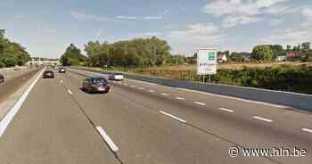 Defect voertuig op de E40 Brussel richting Oostende ter hoogte van Affligem richting Gent: rechterrijstrook versperd - Het Laatste Nieuws