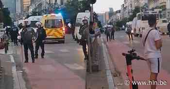 Onlusten in centrum Brussel nadat wagen in brand gestoken werd: politie met waterkanon aanwezig, negen amokmakers opgepakt - Het Laatste Nieuws