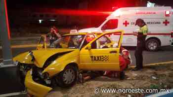 Taxi de Torreón choca contra luminaria en Cerritos, Mazatlán - Noroeste Media