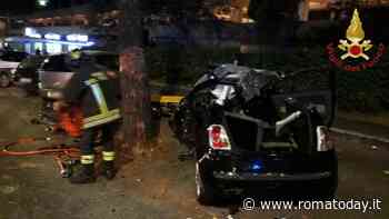 Incidente via Laurentina: auto contro albero, morto un 26enne