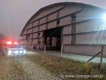 Grupo armado invade distribuidora de veículos em Joinville e leva carga de pneus | NSC Total - NSC Total