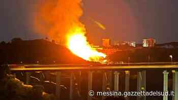 Messina, incendio sul torrente Trapani. Le fiamme vicine ad alcuni palazzi - Gazzetta del Sud - Edizione Messina
