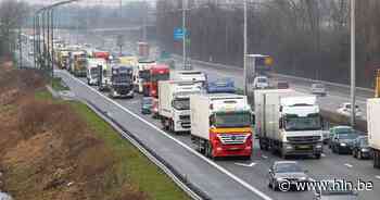 Ongeval op de E17 Kortrijk richting Antwerpen ter hoogte van Beervelde: rechterrijstrook versperd - Het Laatste Nieuws