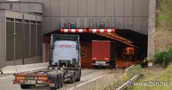 Defect voertuig op de R2 Grote Ring van Antwerpen in Beverentunnel richting Nederland: rechterrijstrook versperd - Het Laatste Nieuws