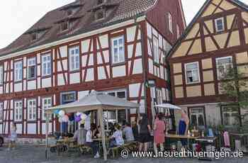 Bürgercafé in Ummerstadt - Altbürgermeisterin serviert den Kaffee - inSüdthüringen