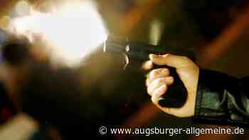 Mann bedroht Kontrahenten mit Waffe