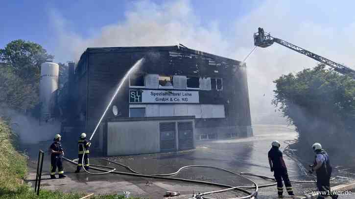 Feuer im Gewerbegebiet – Großeinsatz in Remscheid - WDR Nachrichten