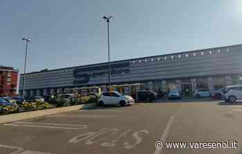 Sesto Calende, distrugge una vetrinetta dell'Esselunga e ruba alcuni cellulari - VareseNoi.it