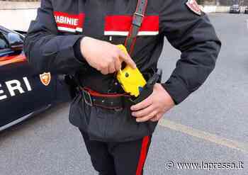 Modena, trovato con dose di marijuana: aggredisce i carabinieri: fermato col taser - La Pressa