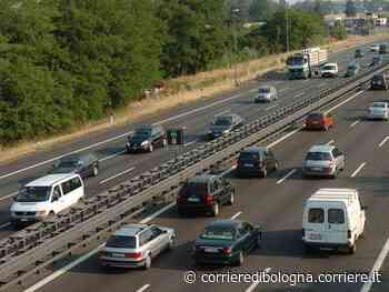 Modena, partita di calcio in autostrada: giovane travolto e ferito - Corriere