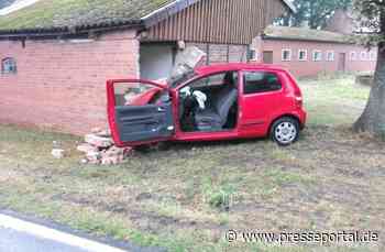 FW-ROW: Fahrzeug prallt in Scheune
