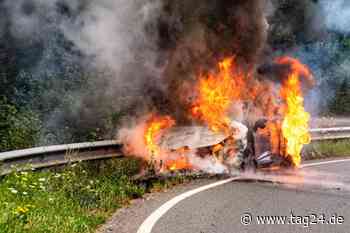 Auto geht auf B504 in Nordrhein-Westfalen in Flammen auf, Frau kann Kind retten - TAG24