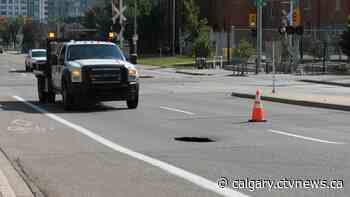 Large hole shuts down traffic on 11 Street in southwest Calgary