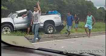Motoristas registram capotamento na BR 101 em Santa Rita; quatro pessoas ficaram feridas - clickpb.com.br