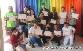 Prefeitura de Cajazeiras entrega certificados de conclusão de cursos de barbeiro ao público LGBTQIAP+ - Radar Sertanejo