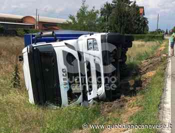 CHIVASSO - Cede un tombino sulla strada, camion carico di vernici si ribalta in via Montanaro - FOTO - QC QuotidianoCanavese
