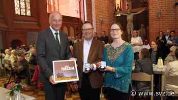 Festgottesdienst zum Abschied von Pastor Peter Stockmann: Eine Ehrenmedaille für das Parchimer Pastorenpaar - svz – Schweriner Volkszeitung