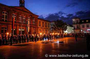 Lahrer Feuerwehr würdigt Einsatz der Wehrleute mit Großem Zapfenstreich - Lahr - badische-zeitung.de