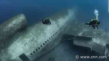 Eerie abandoned passenger plane sits on Red Sea floor